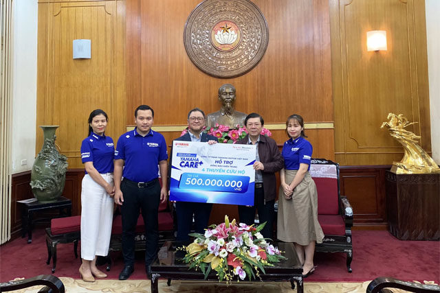 Yamaha Motor Việt Nam trao tặng 500 triệu đồng chia sẻ khó khăn cùng đồng bao miền Trung