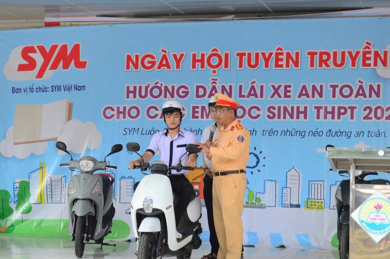 SYM VIỆT NAM TỔ CHỨC HƯỚNG DẪN LÁI XE AN TOÀN CHO 1.270 GIÁO VIÊN VÀ HỌC SINH TẠI TRƯỜNG TPTTH VĨNH LONG